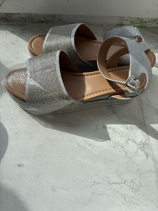 Босоножки со стразами