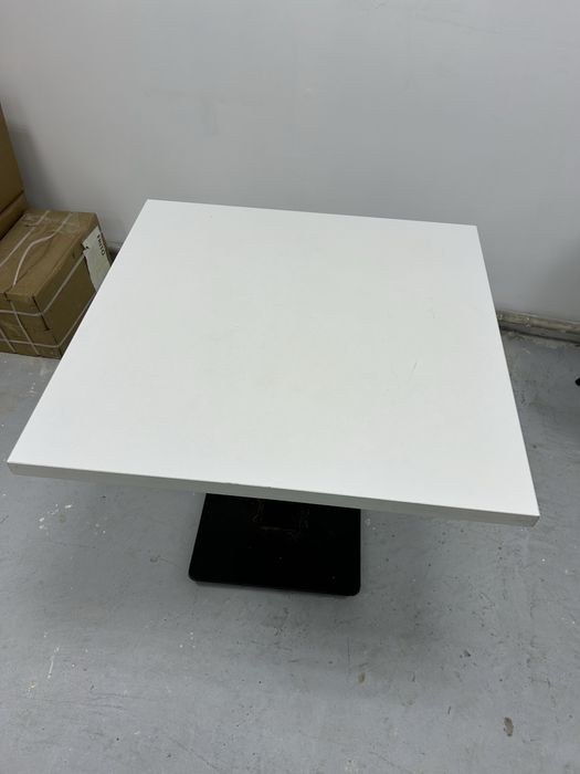 Продам стол белый