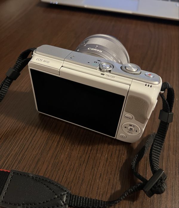 Canon EOS M10 cu 2 obiective