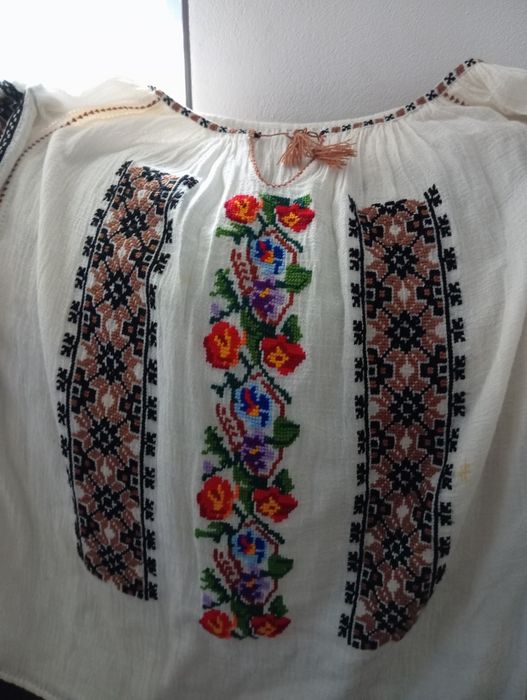 Ie(camasa) tradițională cusuta manual
