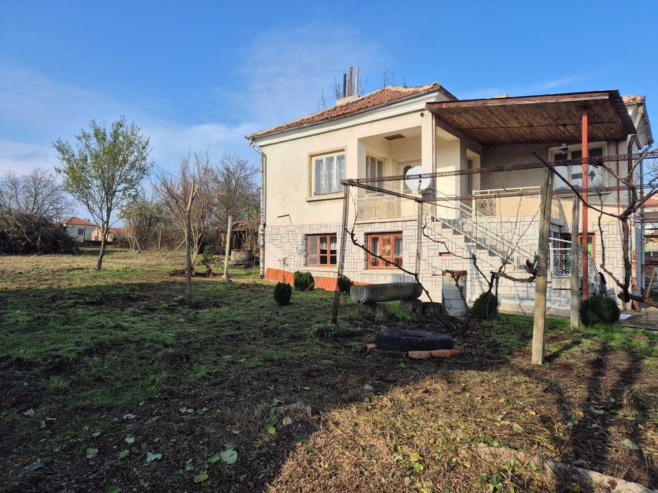 Двуетажна къща с двор
