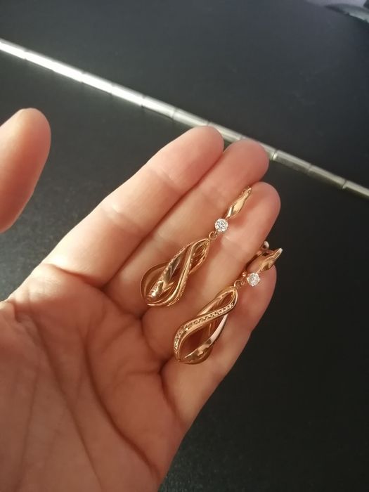 Продам золотые серьги