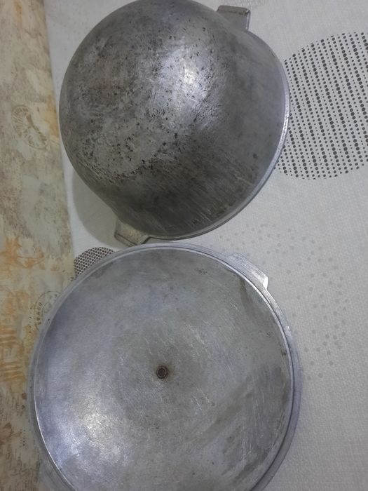 Казан 6 л и сковорода чугунные.