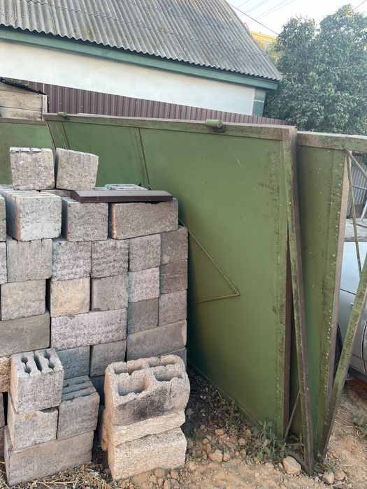 Ворота с калиткой и листы забора