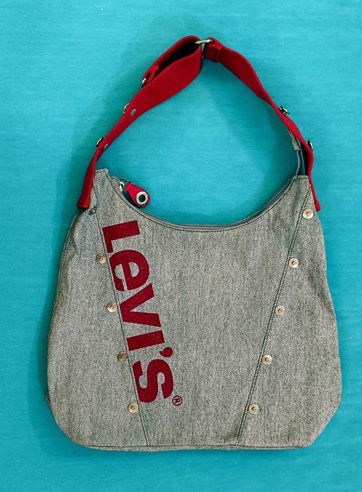 Продавам оригинална винтидж дамска чанта на Levi’s, светъл деним