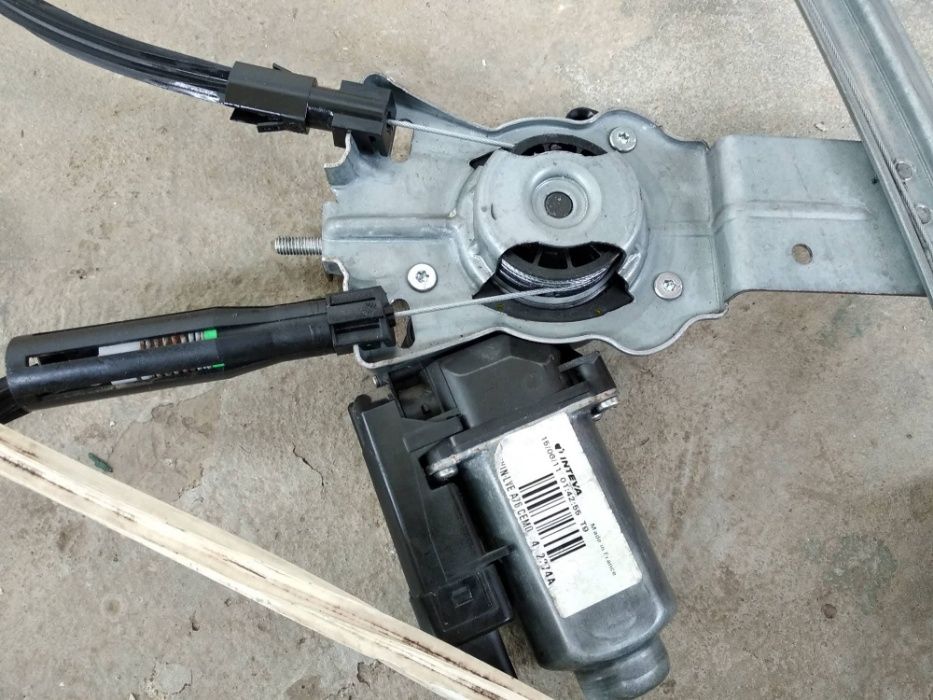 Peugeot 207 cabrio macara geam electric fata