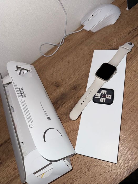 Продам Apple Watch SE