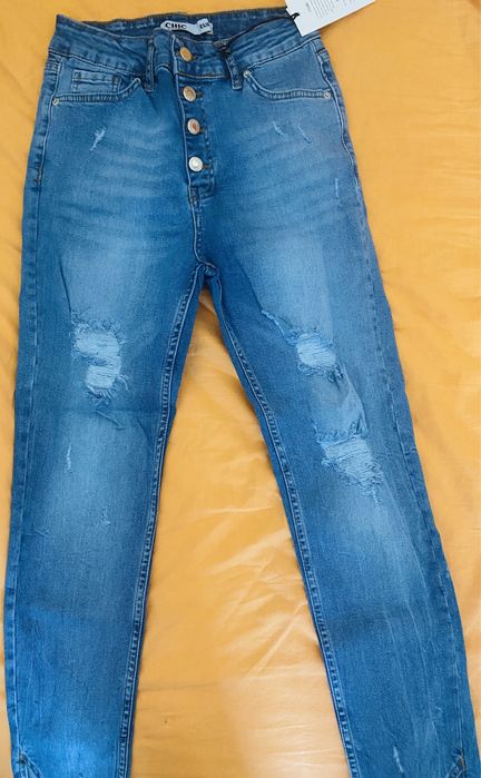 Blugi noi cu eticheta