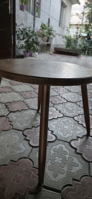 Столик из лакированного дерева