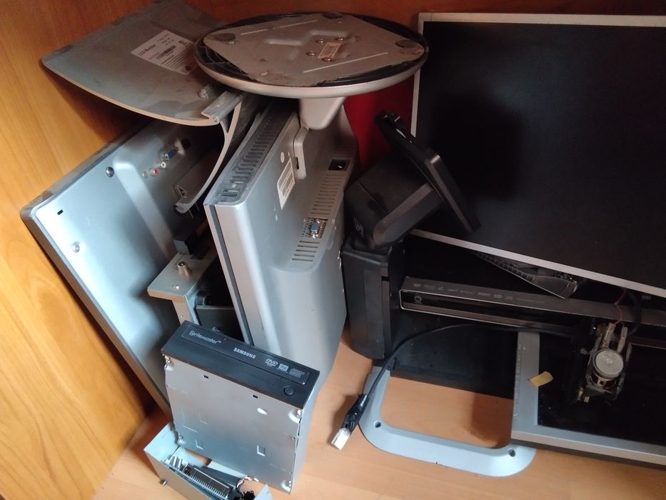 продавам стари монитори за части и лаптоп и телевизор Самсунг за части