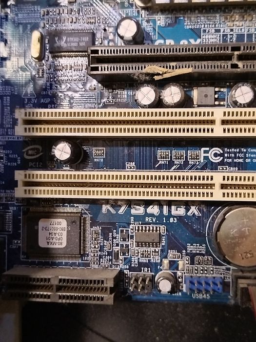 Стар компютър и монитор.