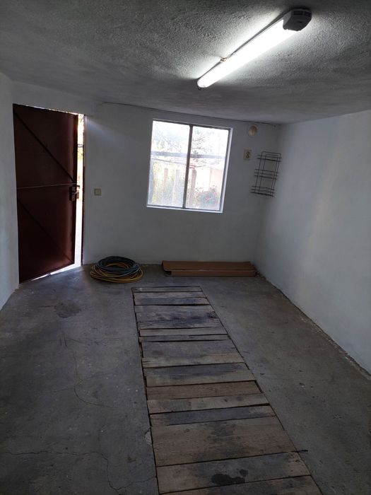 Дава се гараж под наем в Шумен , до Педагогически Институт, над ВиК.