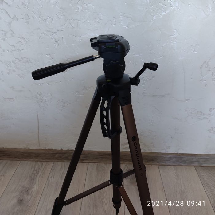 Продаю фотоаппарат Canon с объективом и штативом