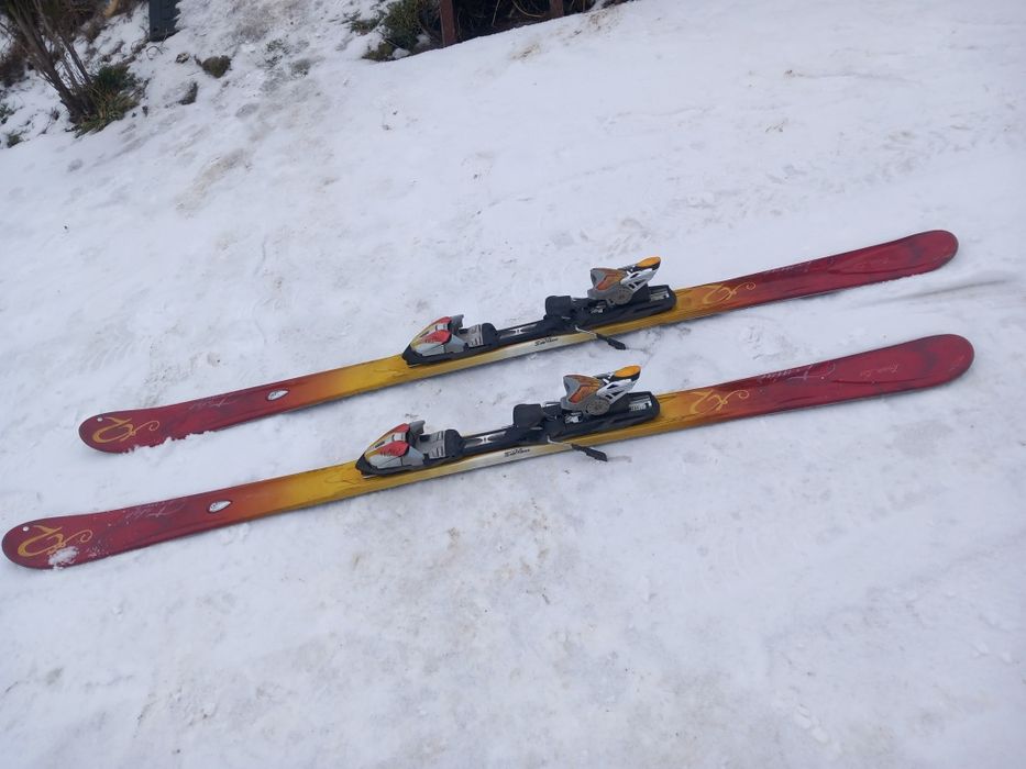 Vând schiuri pentru sport de iarnă