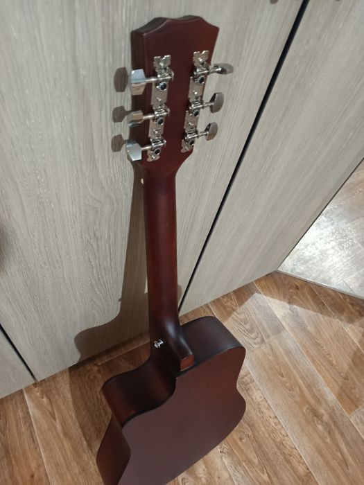 Продам гитару небольшую