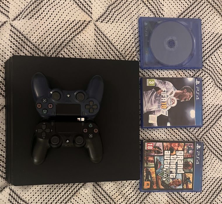 Vând ps4 pro cu doua manete