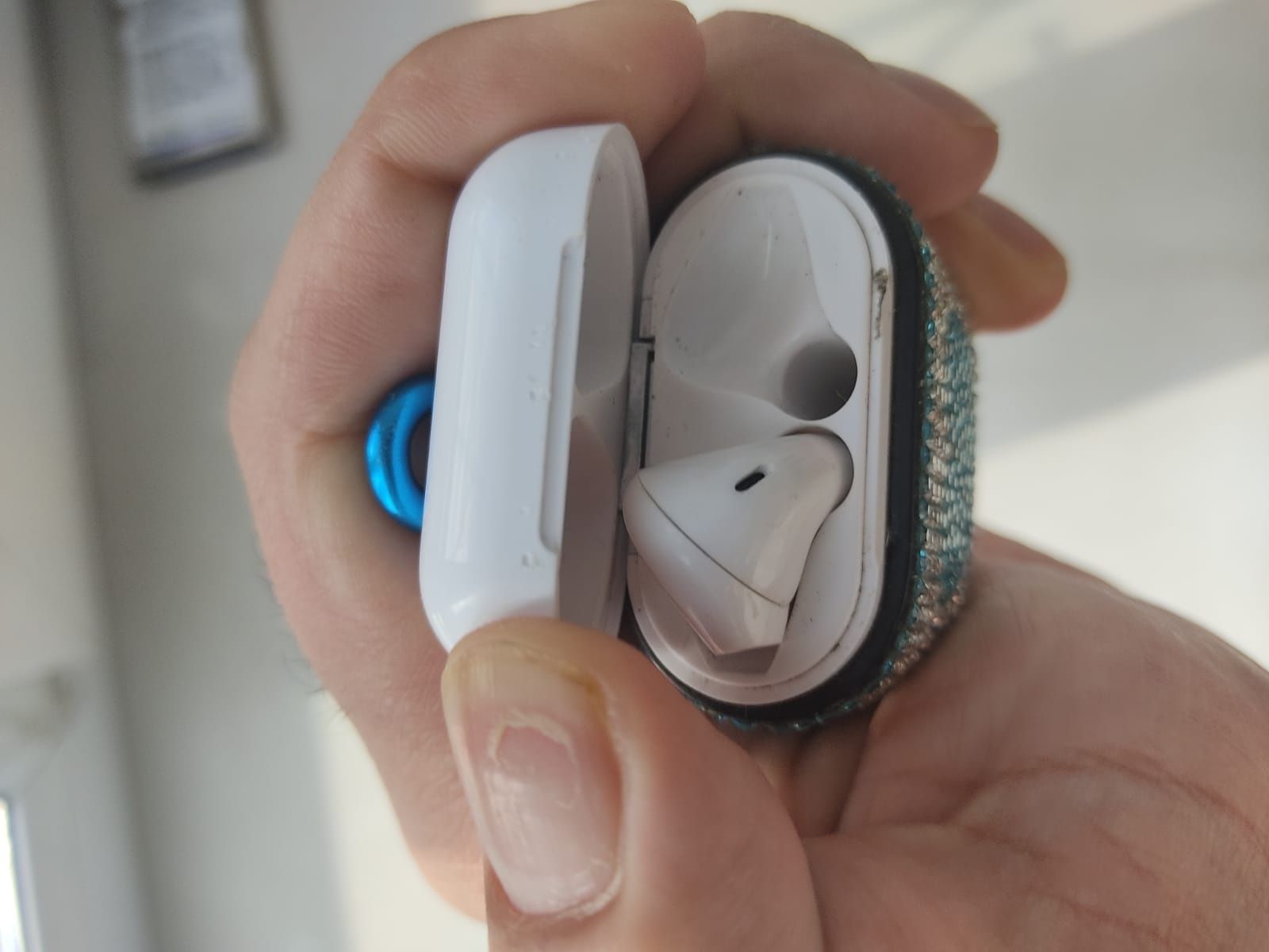 Неоригинальные наушники airpods. Наушники айрподс Макс с кепке. Сетка у неоригинальных наушниках айрпоц Макс.. Пачти наушников айриодм Макс. Интересные фото с наушниками айр подс про.