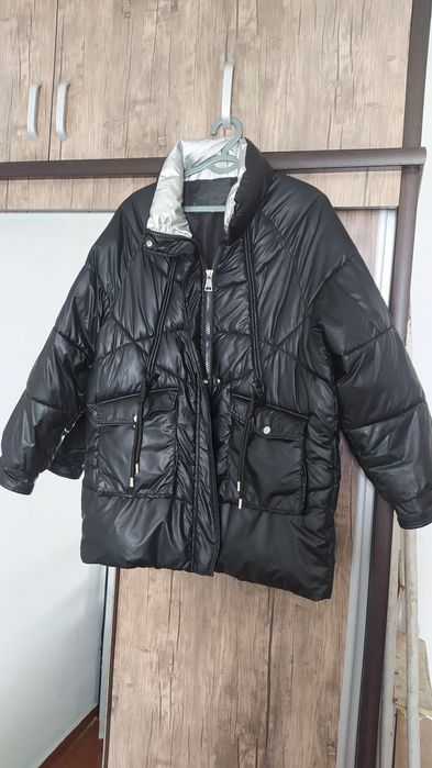 Продаются женские куртки.