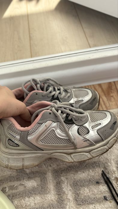 Отдам даром обувь