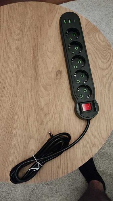 Prelungitor cu 5 intrari si 3 usb uri