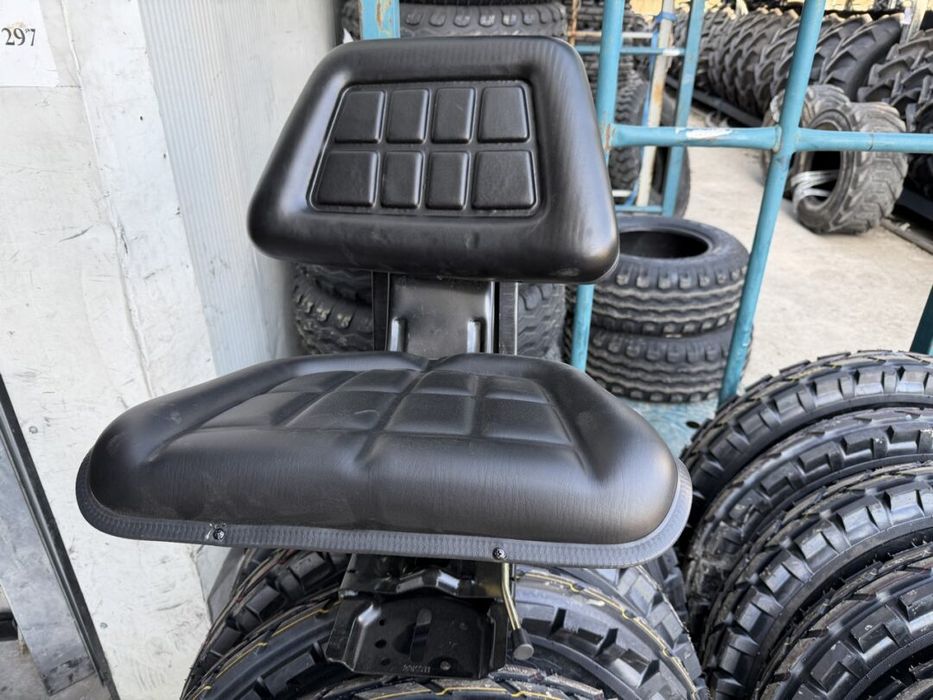 Scaun universal negru cu reglaj triplu si amortizor pentru tractor U-445