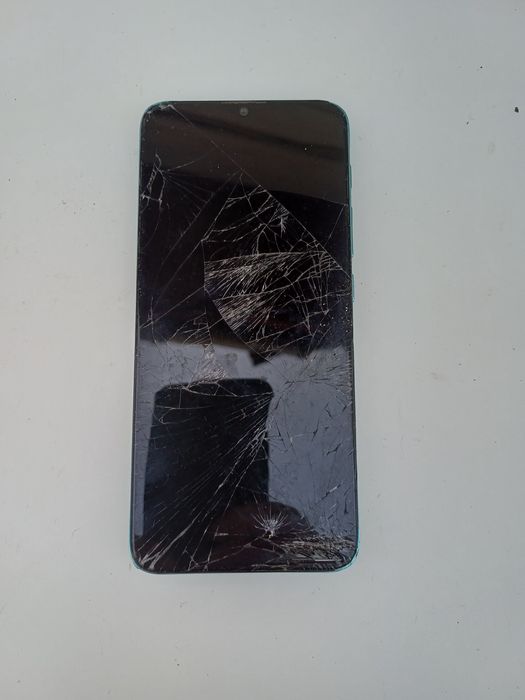 Motorola Moto E20 cu displayul spart. Placa este ok
Va rog sa va uitat