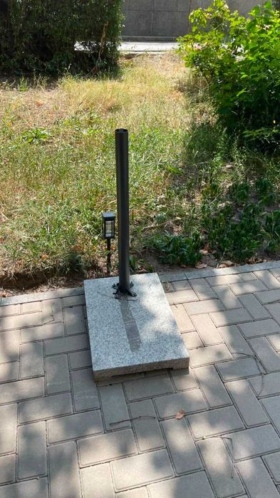 Столы стулья брусчатка зонтик