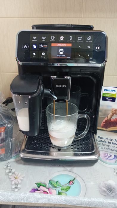 Expresor cafea Philips LatteGo EP 4300 cană noua.