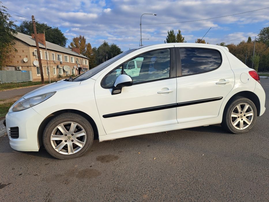 Продам машину Peugeot 207