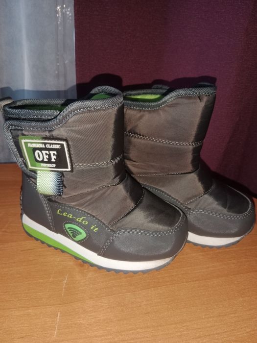 Продам детскую зимнию обувь