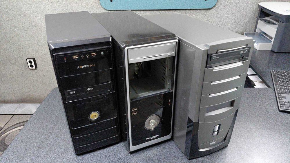 Продавам компютърни кутии и два монитора в много добро състояние