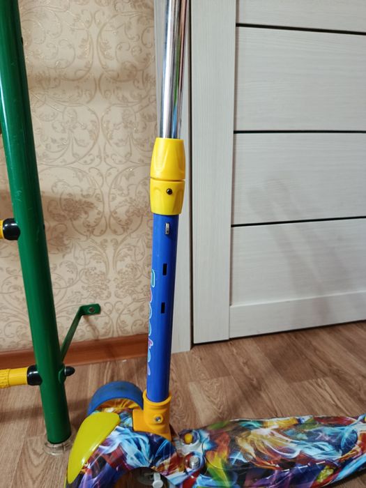 Продам самокат трехколесный с музыкой.