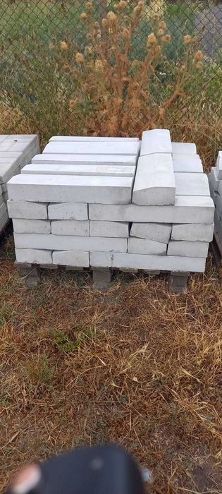 Продавам бетонови бордюри и плочи