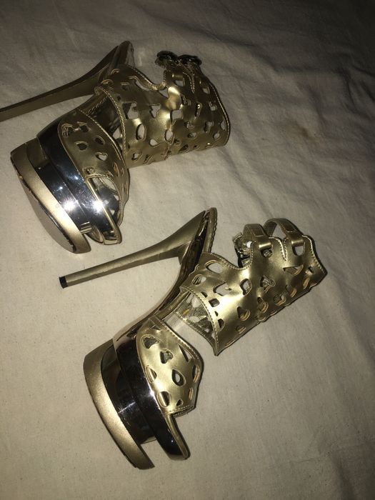 Россия обувь на шпильке.