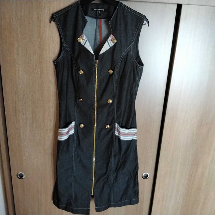 Продавам дънкова рокля номер 38.