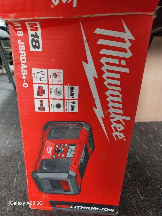 Vând Milwaukee radio M18 nou nouț în cutie
