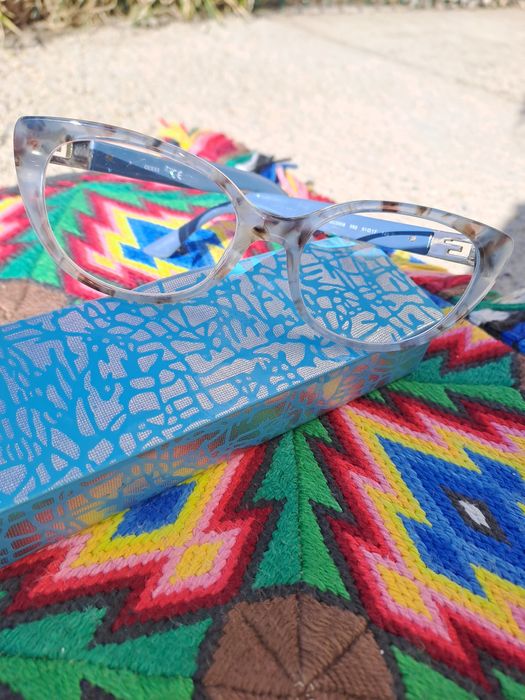 Продавам нови рамки GUESS