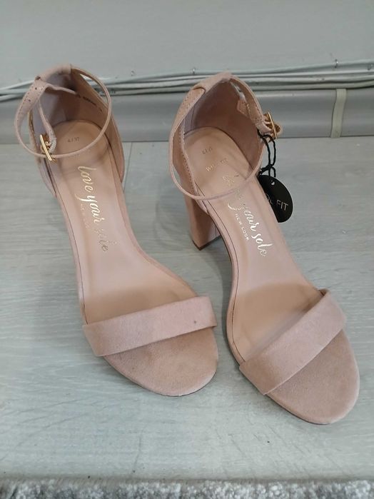 Дамски обувки чисто нови