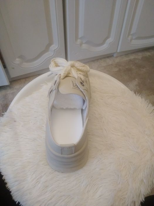 Продам спортивные кроссовки