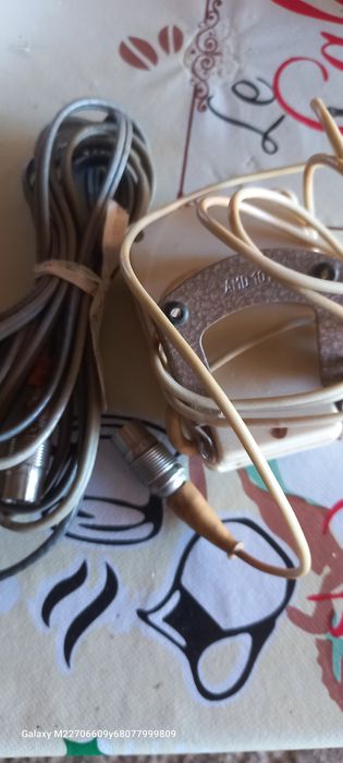 Microfon tesla cu cabluri