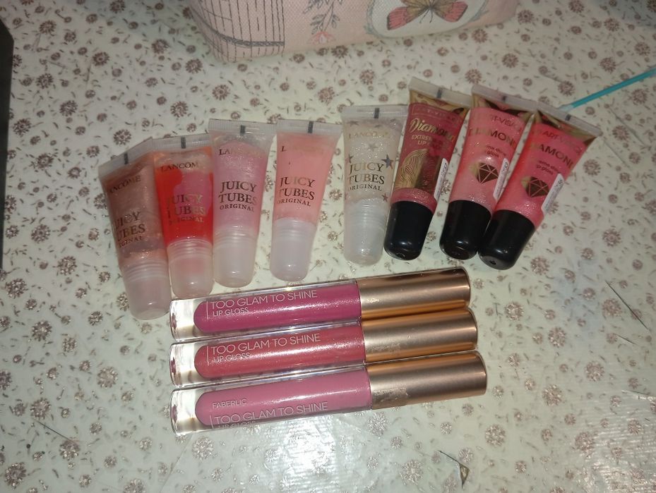 Продам блески для губ . Цена 60.000