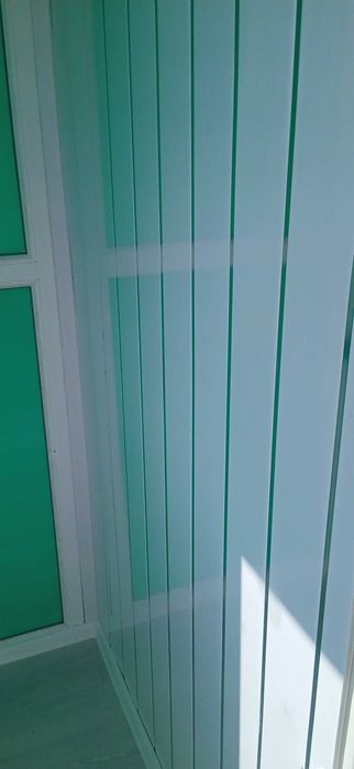 Отделка балконов и санузлов декорпанелями.