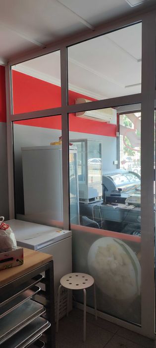 Алуминиева дограма с врати.