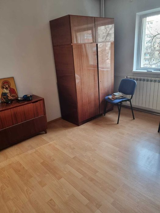 Vand apartament  cu 3 camere