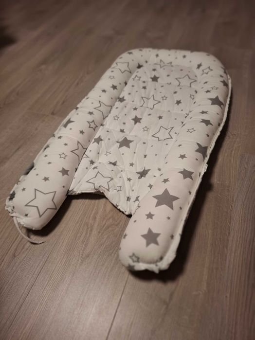 Cosulet dormit bebelusi portabil Kidizi Baby Nest (alb cu gri)