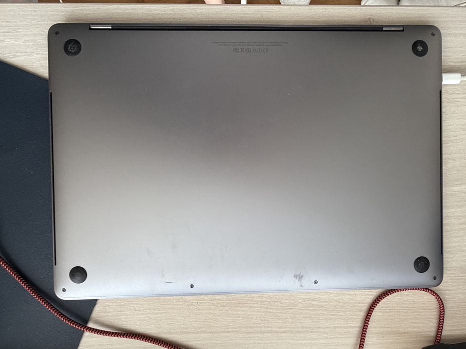 MacBook Pro 15 inch (2016) i7 / 16GB RAM – functional, baterie uzata