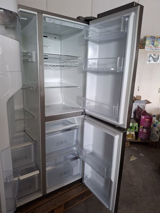 Почти нов Без забележки голям хладилник Samsung с долна камера. с