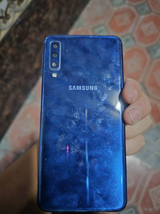 Sansung A7   sotiladi 750.000 ming