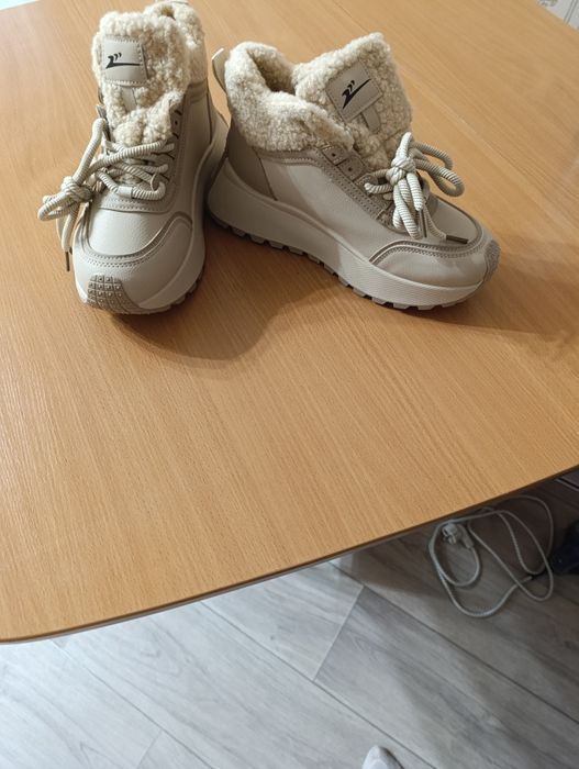 Продаются зимние кроссовки