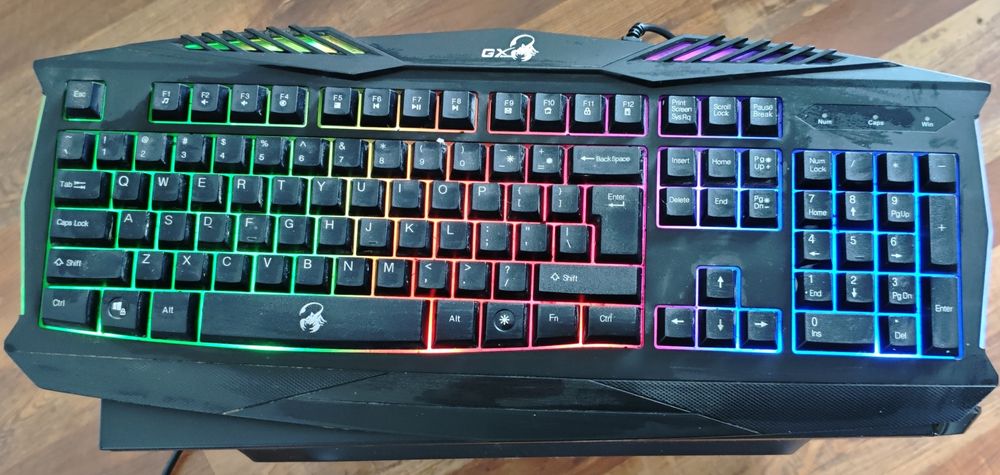 PC de gaming ASUS cu mouse și tastatură